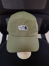Gorra de béisbol ajustable North Face verde militar con logotipo bordado con letra negra