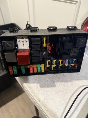 2004 Ford Focus Engine Bay Fuse Box Relay Center Oem 2.3l engine
