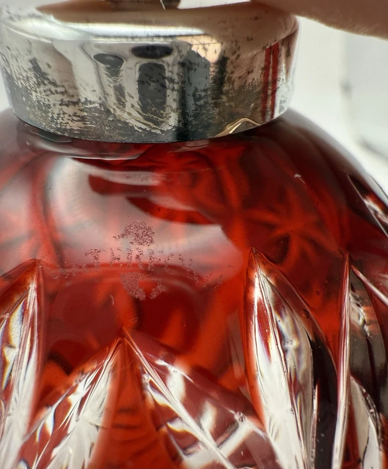 Adorno de bola de cristal rojo rubí con caja Waterford con caja Foto 3 de 4