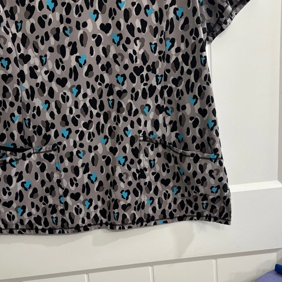 Blusa exfoliante Cherokee Infinity M con estampado de leopardo Foto 3 de 4