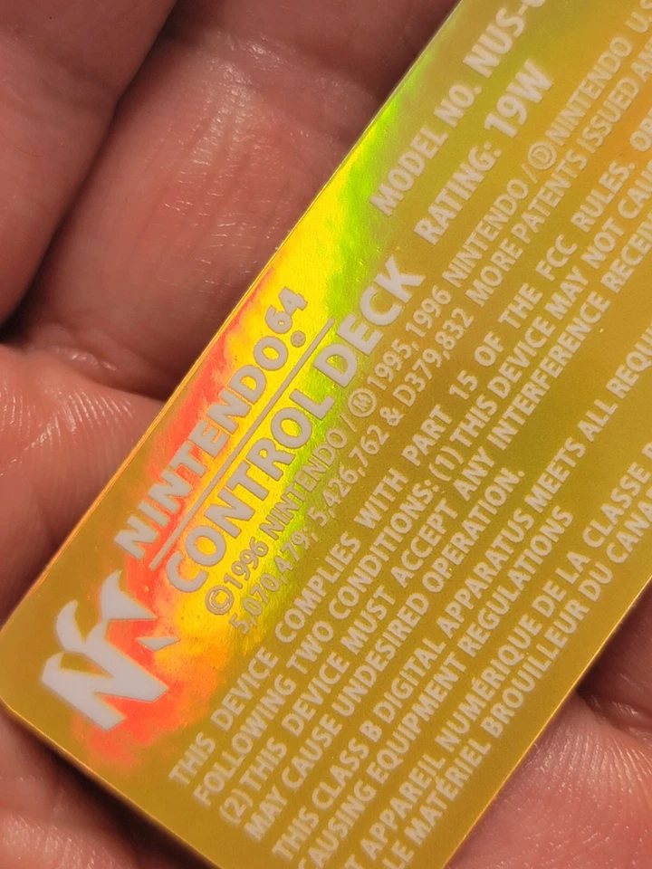 1 PEGATINA ETIQUETA DE TEXTO HOLO BLANCO NINTENDO 64 N64 CONTROL DECK NUS-001 (USA) DORADO🏷 HOLO Foto 3 de 4