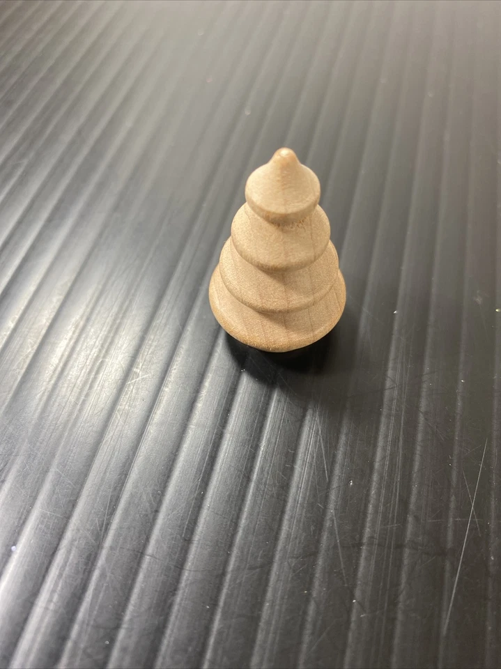 LOTE ARTESANAL DE 95 MINI PIEZAS ARTESANALES DE MADERA PINETREE (1-3/8" Alto x 1/2 Diámetro.)NO PRECINTADO Foto 2 de 4