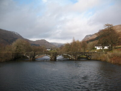 Foto 6x4 Die alte Brücke über den Fluss Fyne Cairndow Dieser feine alte Stein um 2008
