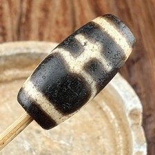 Antico amuleto tibetano in agata con perline Dzi con motivo vaso del tesoro h...