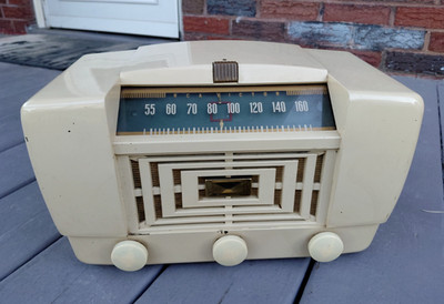 VINTAGE MID CENTURY 1950s RCA 66X12 WHITE BAKELITE AM RADIO