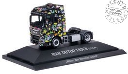 Herpa 918749 - 1:87 H0 - trattore MAN Tattoo truck edizione speciale con bacheca | Zustand: Nuovo