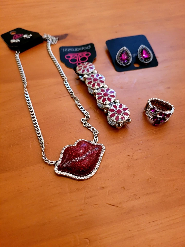 Joyería Paparazzi 💋 COLLAR ROJO BLOQUEO LABIO HERMOSO Juego de 4 Piezas. Foto 3 de 4