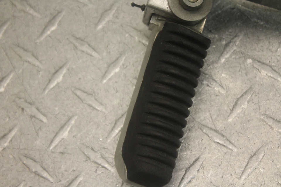 1991 SUZUKI BANDIT 400 GSF400 PEG traseiro esquerdo passageiro - Imagem 2 de 4