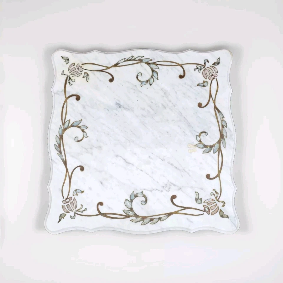 Mesas auxiliares con acabado dorado envejecido con tapa cuadrada de mármol italiano estilizado Foto 2 de 3