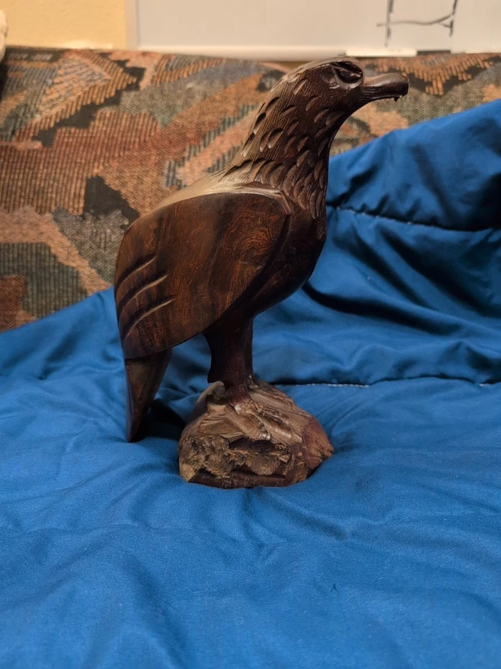 Estatua de águila calva americana tallada en madera de hierro tallada a mano Foto 2 de 2
