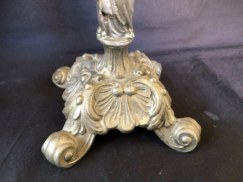Antique Paire Métal Église Bougie Socle Avec Figurine / Bible - Photo 9 sur 12