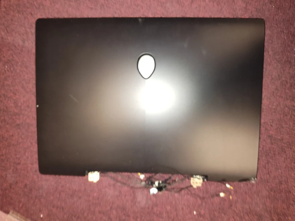 alienware screen 17" w/ chipped top lid, unknown model# FOR PARTS OR NOT WORKING - Image 4 of 4