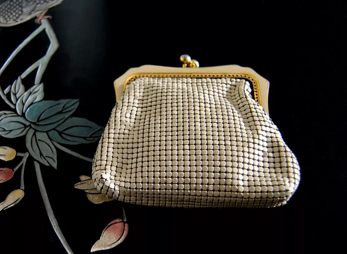 Vintage GLOMESH Coin PURSE off White Kiss Closure