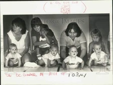 1986 Press Photo Babies during Diaper Derby at Maison Blanche Lakeforest