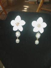 WHITE FLOWER DOUBLE DANGLING BAROQUE PEARLS GOLD Betsey Johnson Pierced EARRINGS