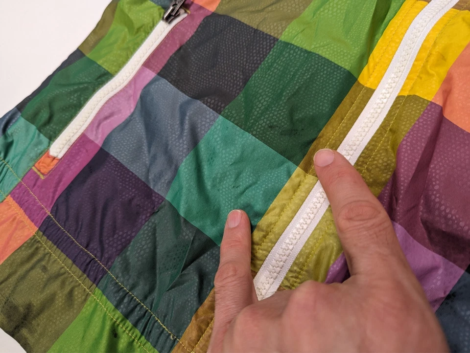 Chaqueta cortavientos a cuadros multicolor con cremallera completa The North Face para mujer - pequeña Foto 3 de 4