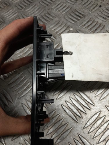 MK6 FL VOLKSWAGEN POLO R-LINE TSI HAZARD SWITCH 2G0953509 21-24 DAMAGE TO A CLIP - Picture 6 of 14