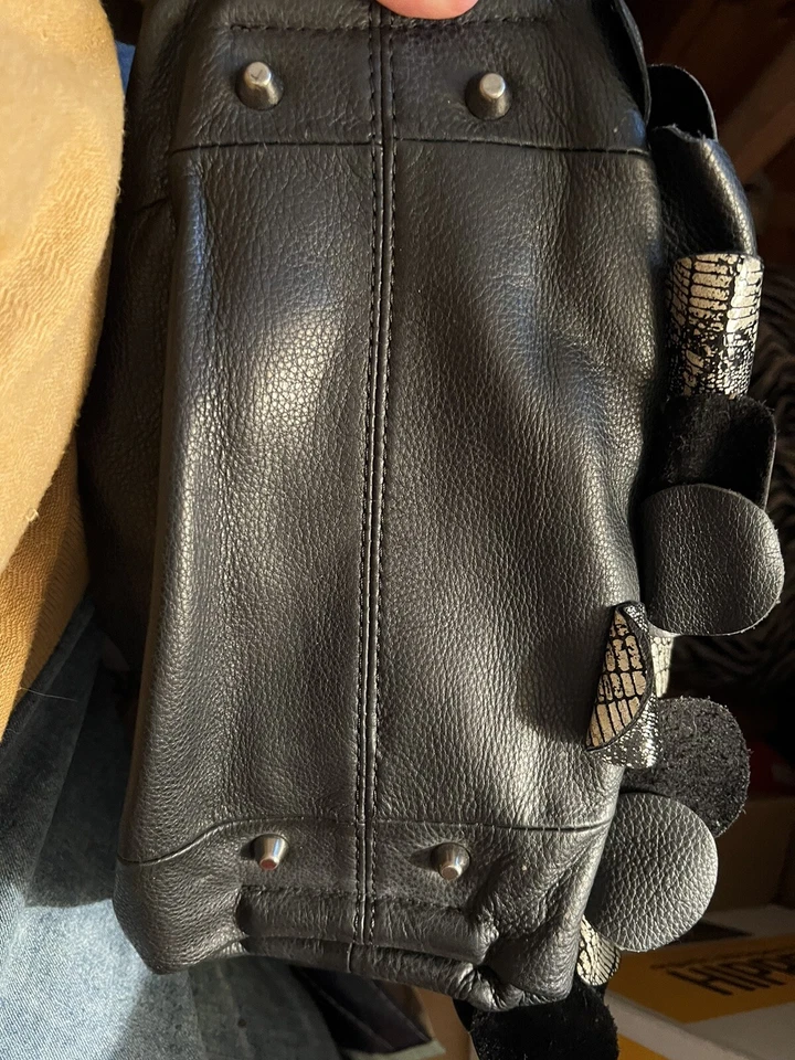 Bolso de Mano FROSTING by MARY NORTON Negro y Plateado Cuero Guijarro Detalle de Flecos Circulares Foto 4 de 4