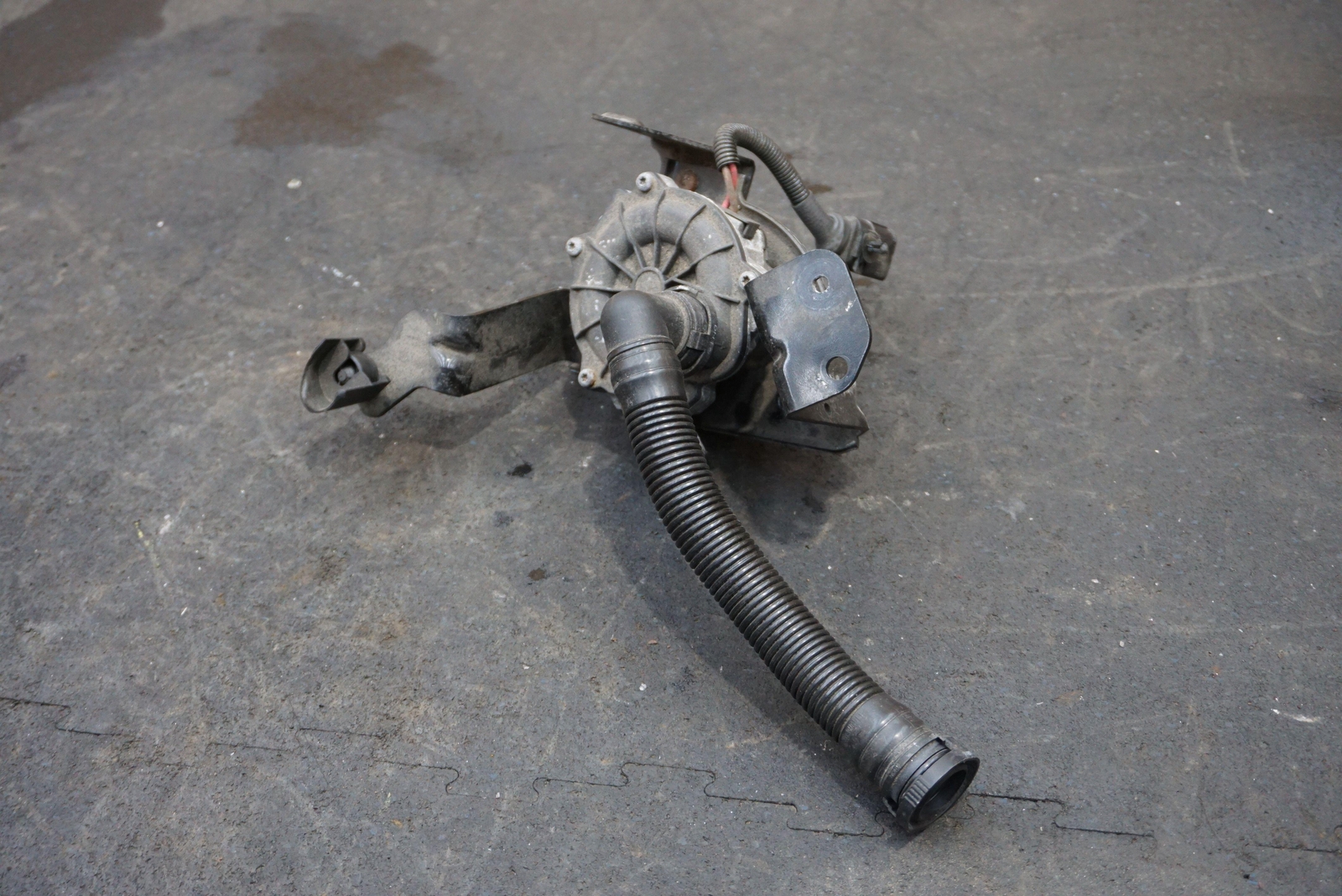 Left Secondary Air Pump w/Mounting Bracket OEM 079959231 Bentley Bentayga 16-20