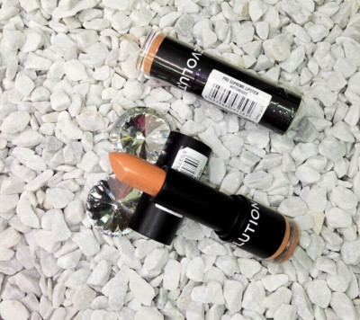 Revolution Pro Supreme 1x Lippenstift Vindicator  nude farbig matt Chic Mode 