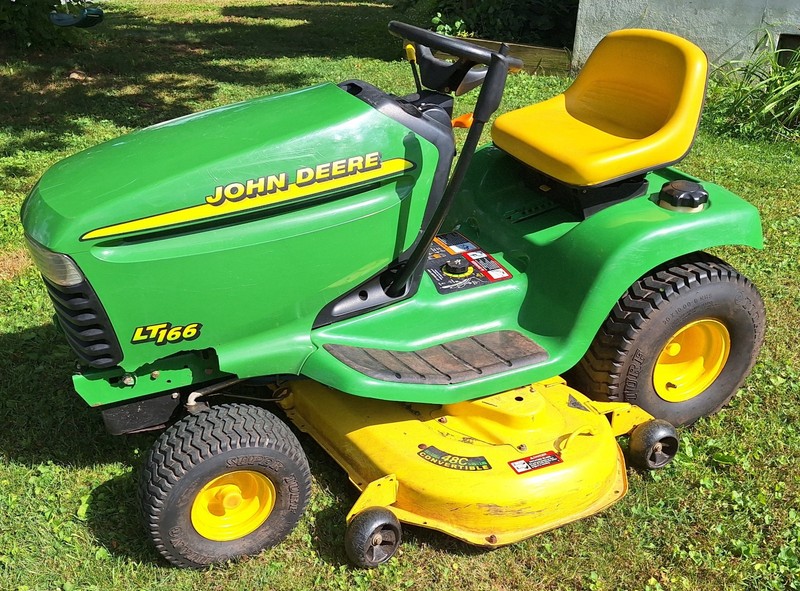 2000 John Deere LT166 Tractor/Mower - 16hp Twin, Hydro, 48" Mulching - Runs/Mows