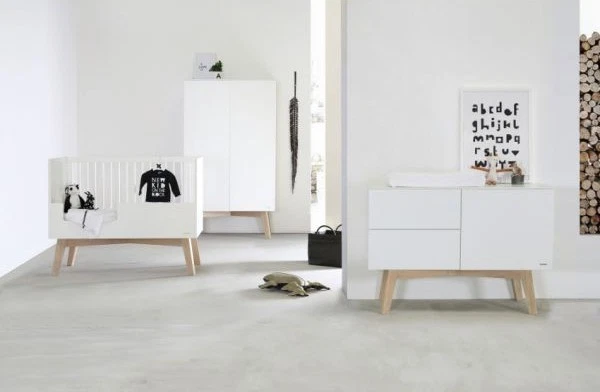 Babyzimmer Kidsmill Sixties mattweiß / Eiche natur (Bett, Schrank, Kommode)