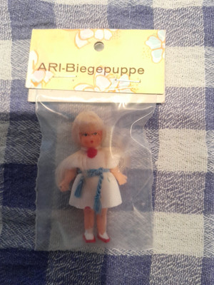 Original DDR Ari Puppe Biegepuppe. Mädchen. Zöpfe. Vintage. 6 cm. OVP 