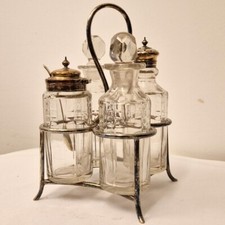 Oliera e portaspezie, in cristallo e metallo argentato