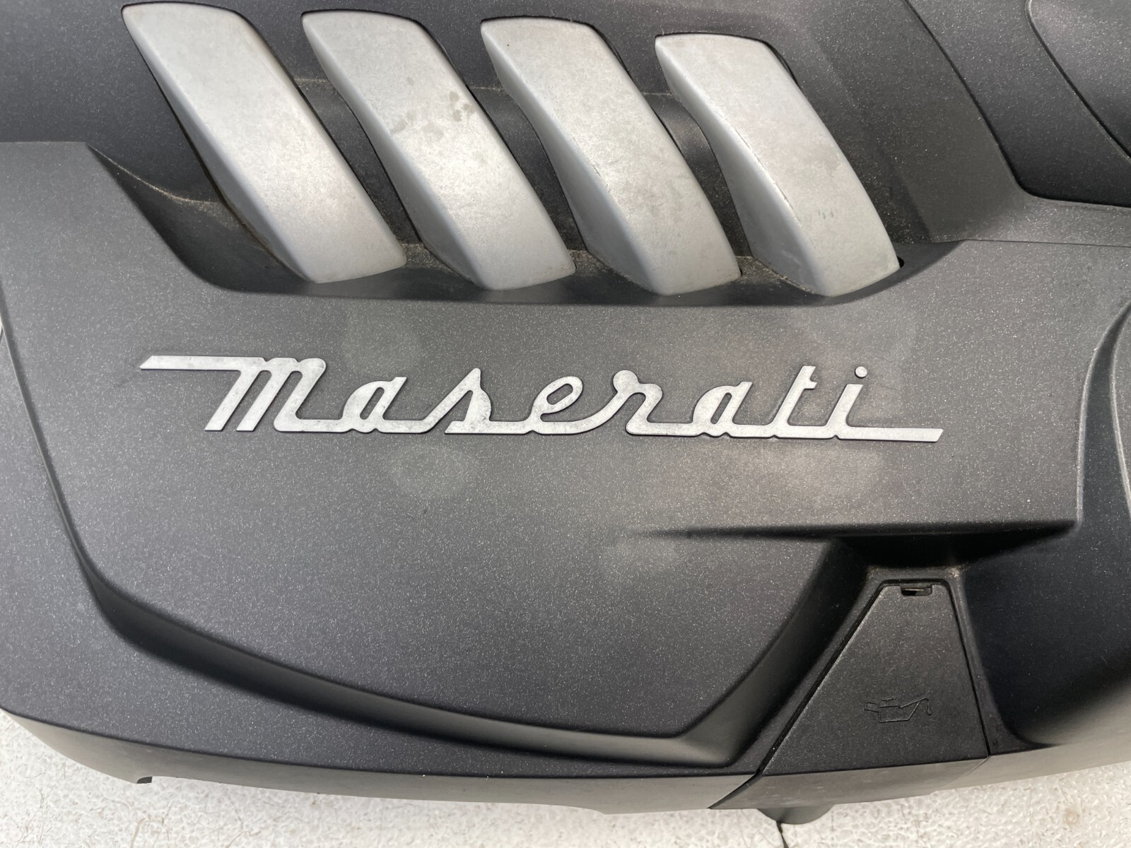 2014-2017 Maserati Quattroporte GTS Engine Motor Cover Lid 3.8L V8 1574 OEM