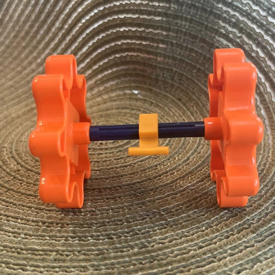 Комплект из 2 оранжевых маленьких зубчатых колес и штанги с мотором в движении - Изображение 2 из 4