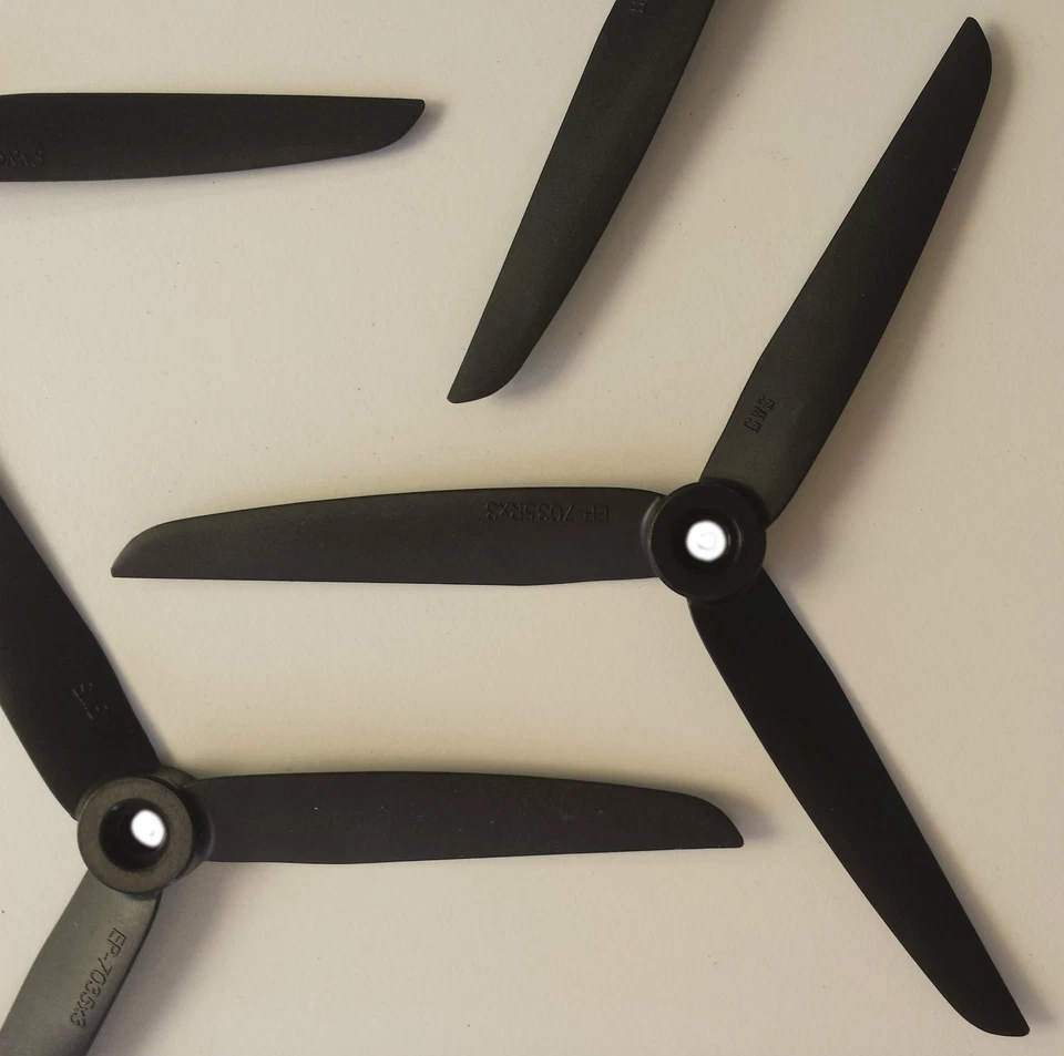 2 Stück (7x3,5)" Original GWS 3-Blatt Propeller Set (1x Cw + 1x CCW) Multimotor - Bild 2 von 4