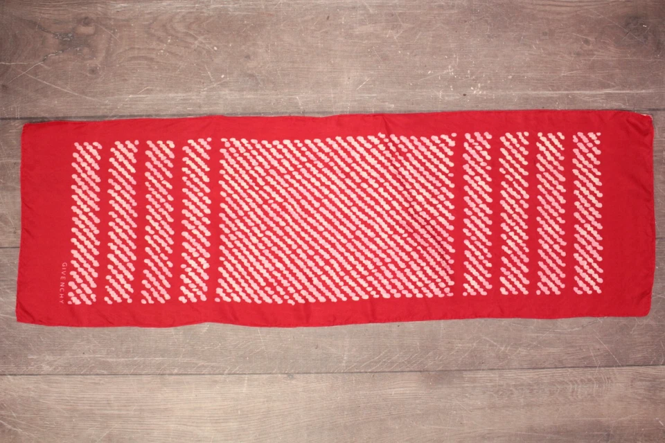 Bufanda rectangular de seda Givenchy roja y blanca de colección años 60 70 enrollada a mano Saks 5th Ave. Foto 4 de 4
