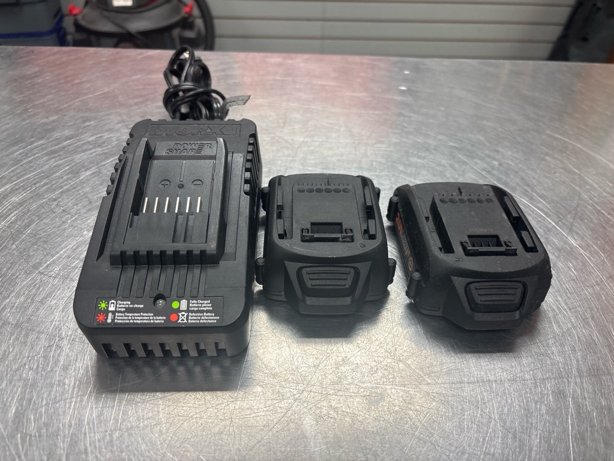 USED WORX 20V CHARGER AND 2 BATTERIES (QUC026079)