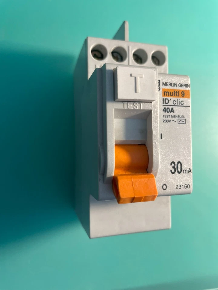INTERRUPTEUR DIFFÉRENTIEL ID' CLIC 30 mA 40A MERLIN GERIN 23160
