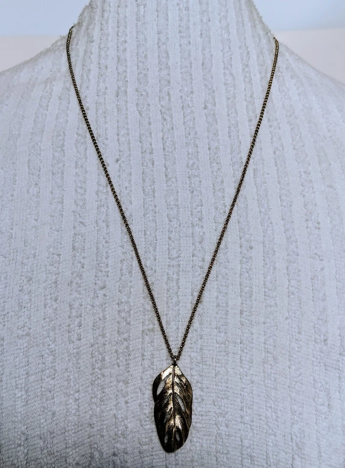 Banana Republic Boho Goldtone Feather Pendant Necklace 28-30 inch Rolo Chain - Image 2 of 4