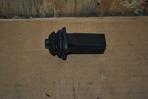 BMW E46 X3 E61 E90 E91 E93 Anschlagpuffer mit Auswerfer Feder Tankdeckel 8228939