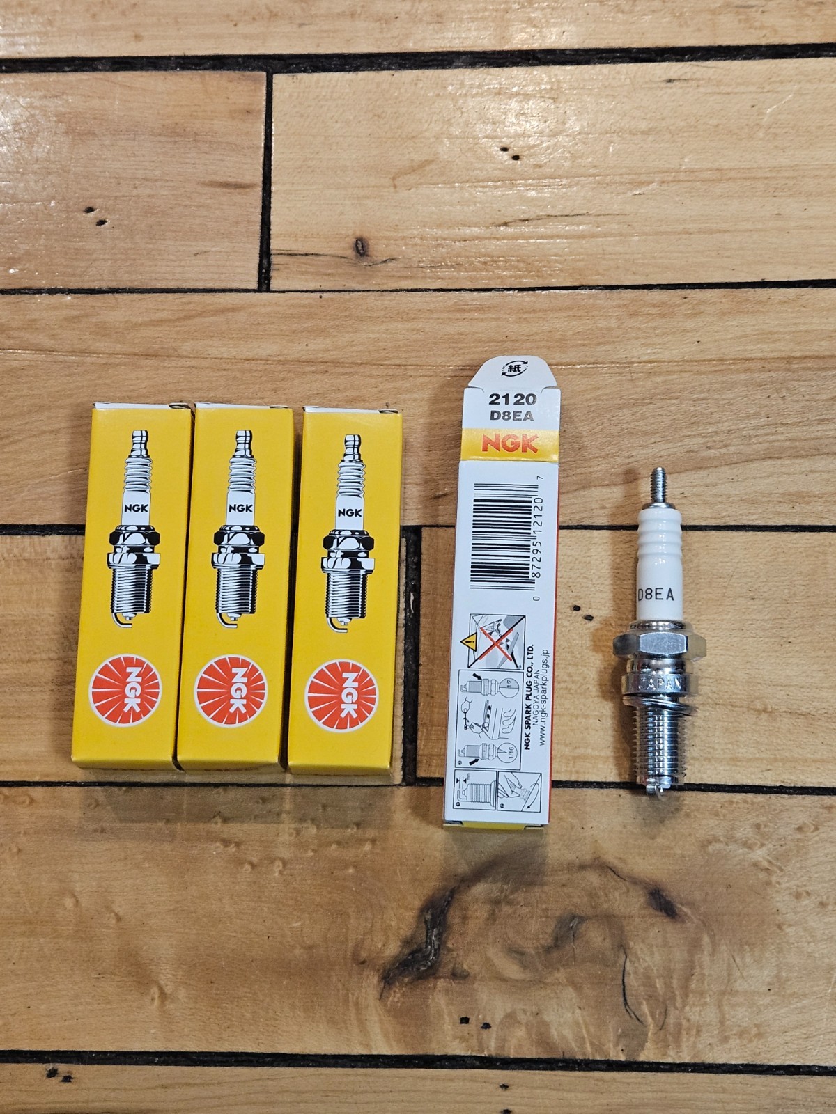 NOS NGK D8EA Spark Plugs QTY-4 2120