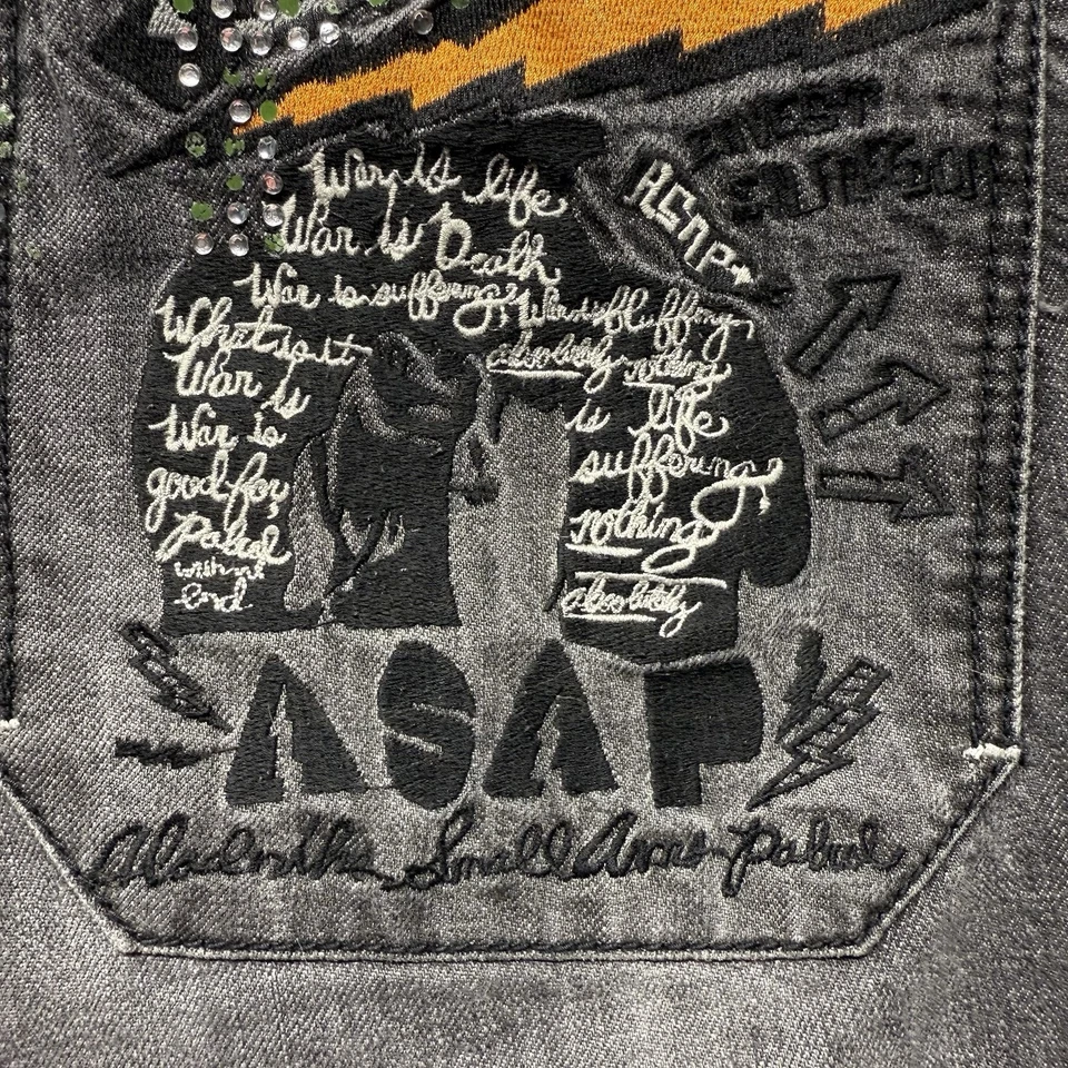 Jeans jeans Akademiks ASAP cinza desgastado 42 (40) bolsos gráficos enfeitados - Imagem 3 de 4