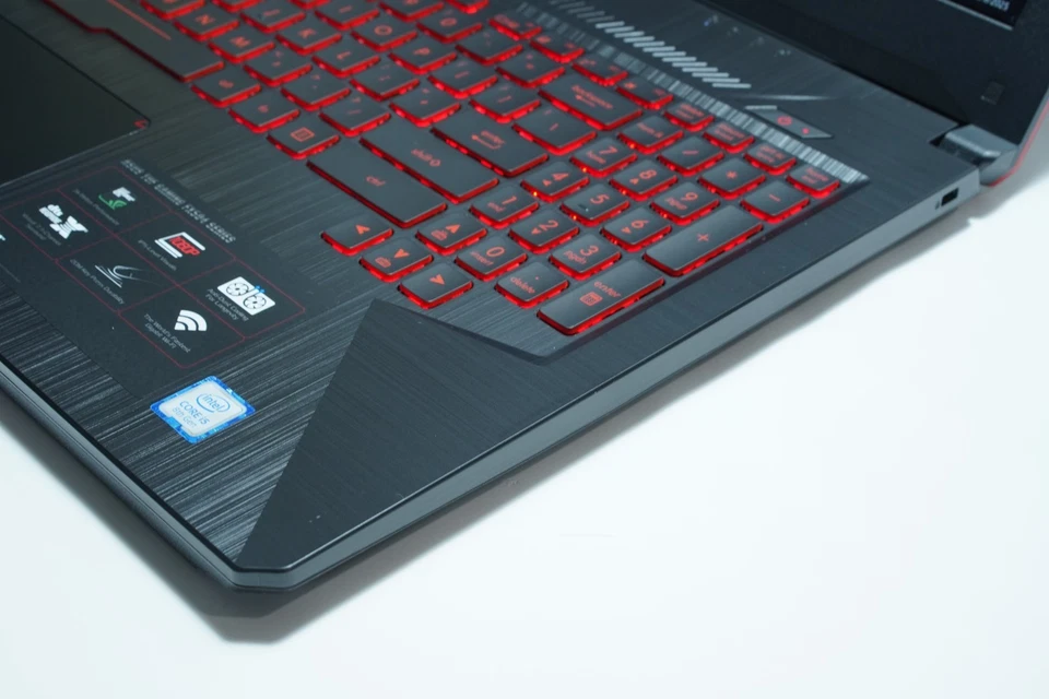 Portátil Gaming ASUS TUF FX504GM (Core i5 8300H/16GB/GTX1060 3G/500GB+1TB SSD/FHD) Foto 3 de 4