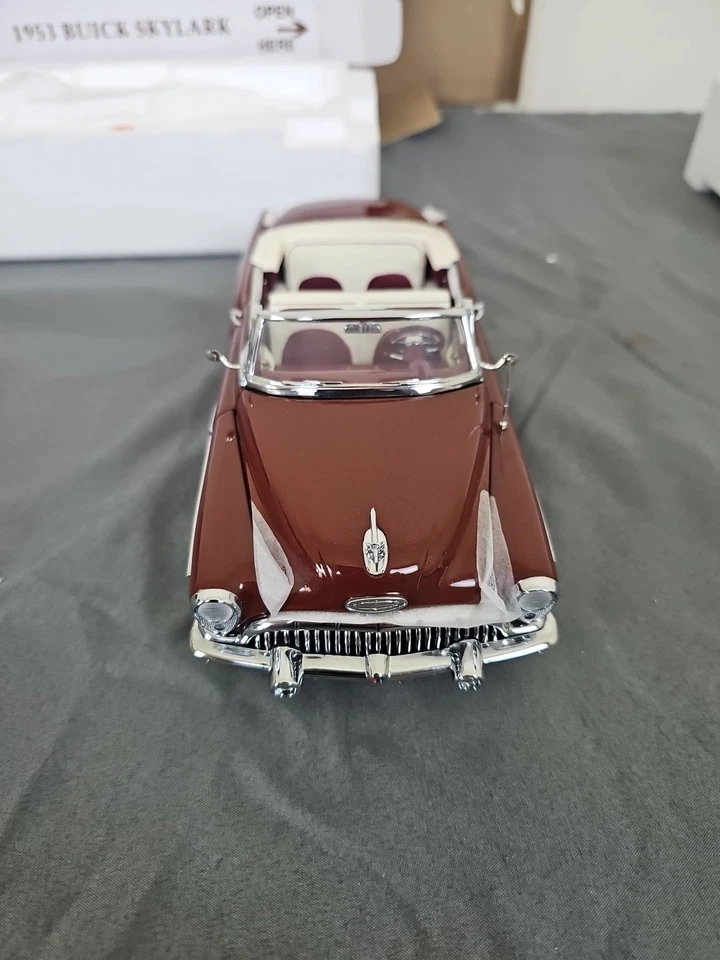 Danbury Mint масштаб 1/24 1953 Buick Skylark - темно-бордовый кабриолет - Изображение 3 из 4
