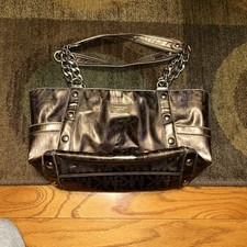 Borsa a tracolla Michael Kors Delancey firma argento metallizzato. Usura e strappo