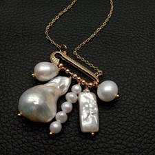 Collar de cadena chapado en oro con dije de perlas de agua dulce de múltiples formas