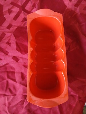 Tupperware 4524B-1 red silicone formed baking loaf pan 11.5x3x 4.5''