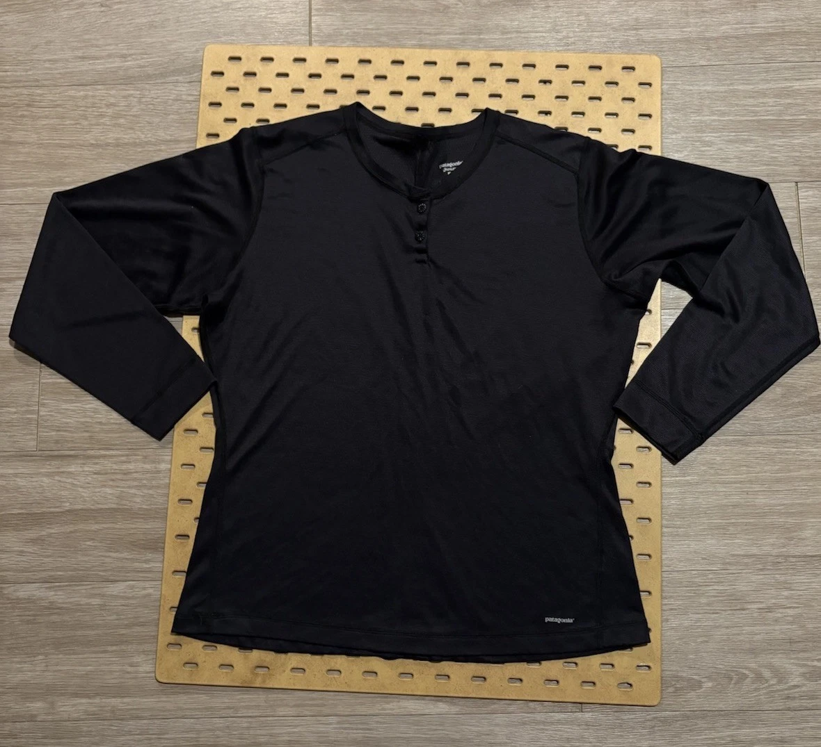Patagonia Capilene Long Sleeve Base Layer Top Women’s XL Black Henley Athletic