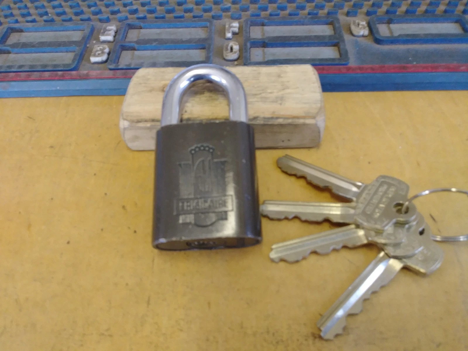 Vintage Best Frigidaire Padlock with key and control/master  B56 4 7 pin D keywa image 3