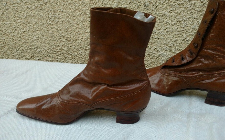 exceptionnel paire de chaussures signé exposition universelle