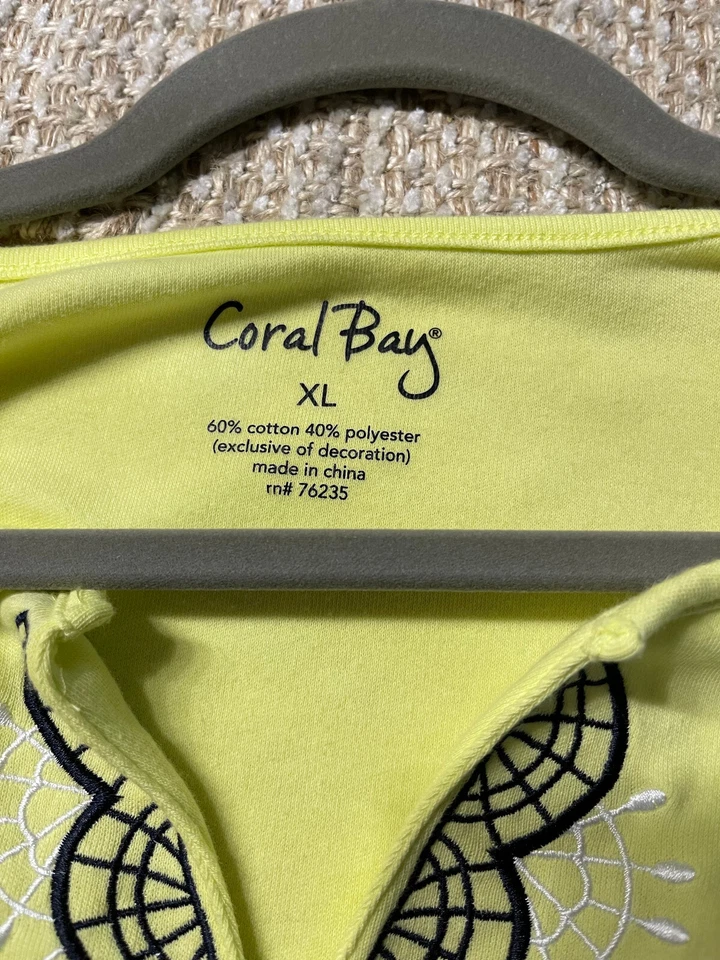 CORAL BAY ЖЕНСКАЯ БЛУЗКА. РАЗМЕР: XL. ЛАЙМ. КОРОТКИЙ РУКАВ. РАЗДЕЛЕННЫЙ ГРИФ. ВЫШИВКА - Изображение 2 из 3