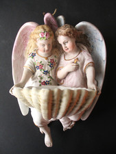 Acquasantiera con coppia di angeli in porcellana biscuit Ginori fine '800