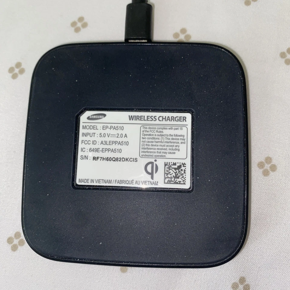 Samsung EP-PA510 Black Wireless Universal Mini Charging Pad for Mobile Phones - Image 2 of 3