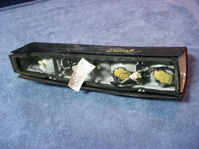 LÁMPARA DE LUZ TRASERA Carcasa cápsula DERECHA Lado del conductor trasero OEM Chevy LUMINA APV Van Foto 3 de 4